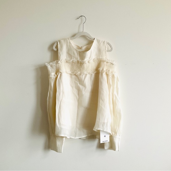 ✨ #Boutique Cold-shoulder Ruffle Blouse ✨ - Picture 2 of 4